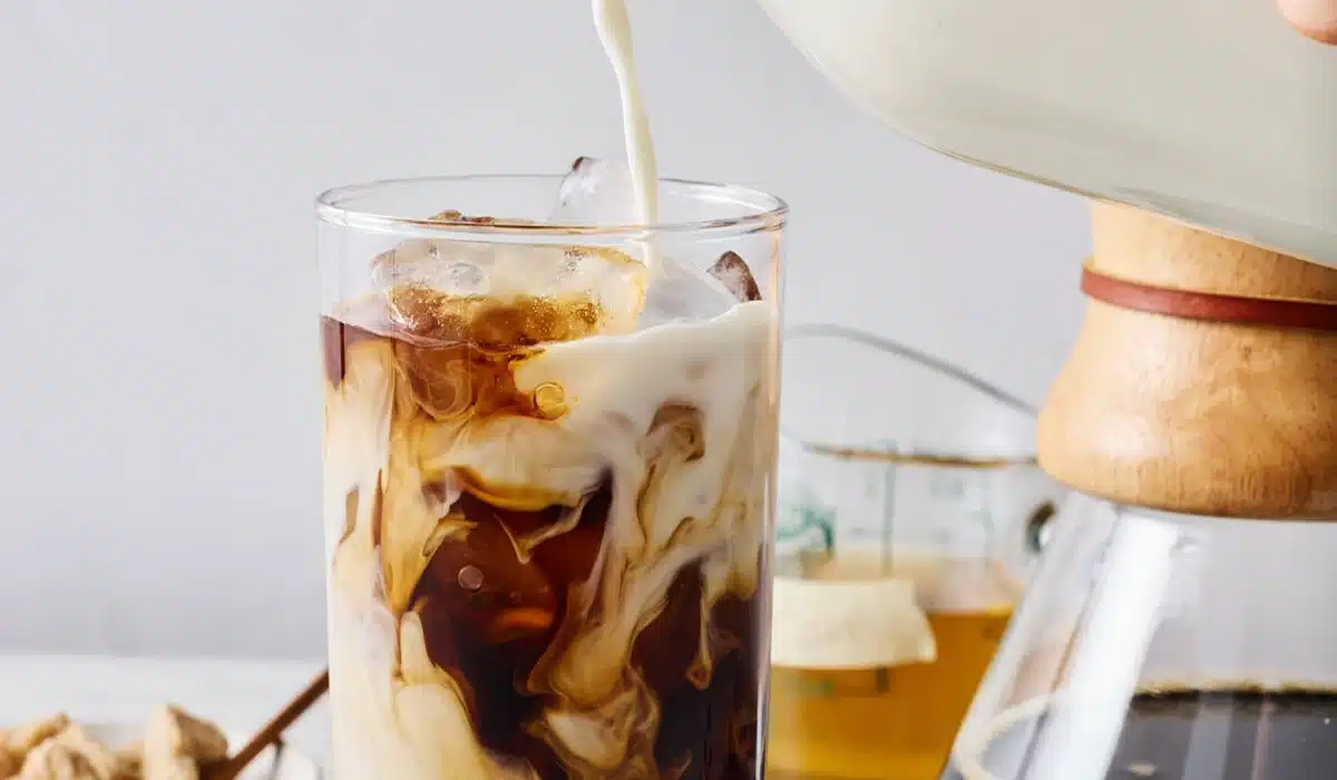 چگونه آیس کافی با شیر، کاپوچینو یا موکا درست کنیم؟